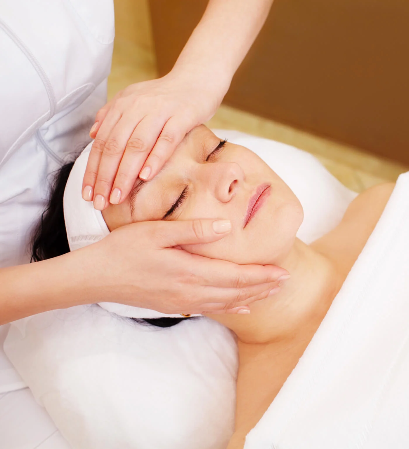 facial-treatment-with-professional-massage-of-cosm-2021-08-28-19-14-20-utc 1